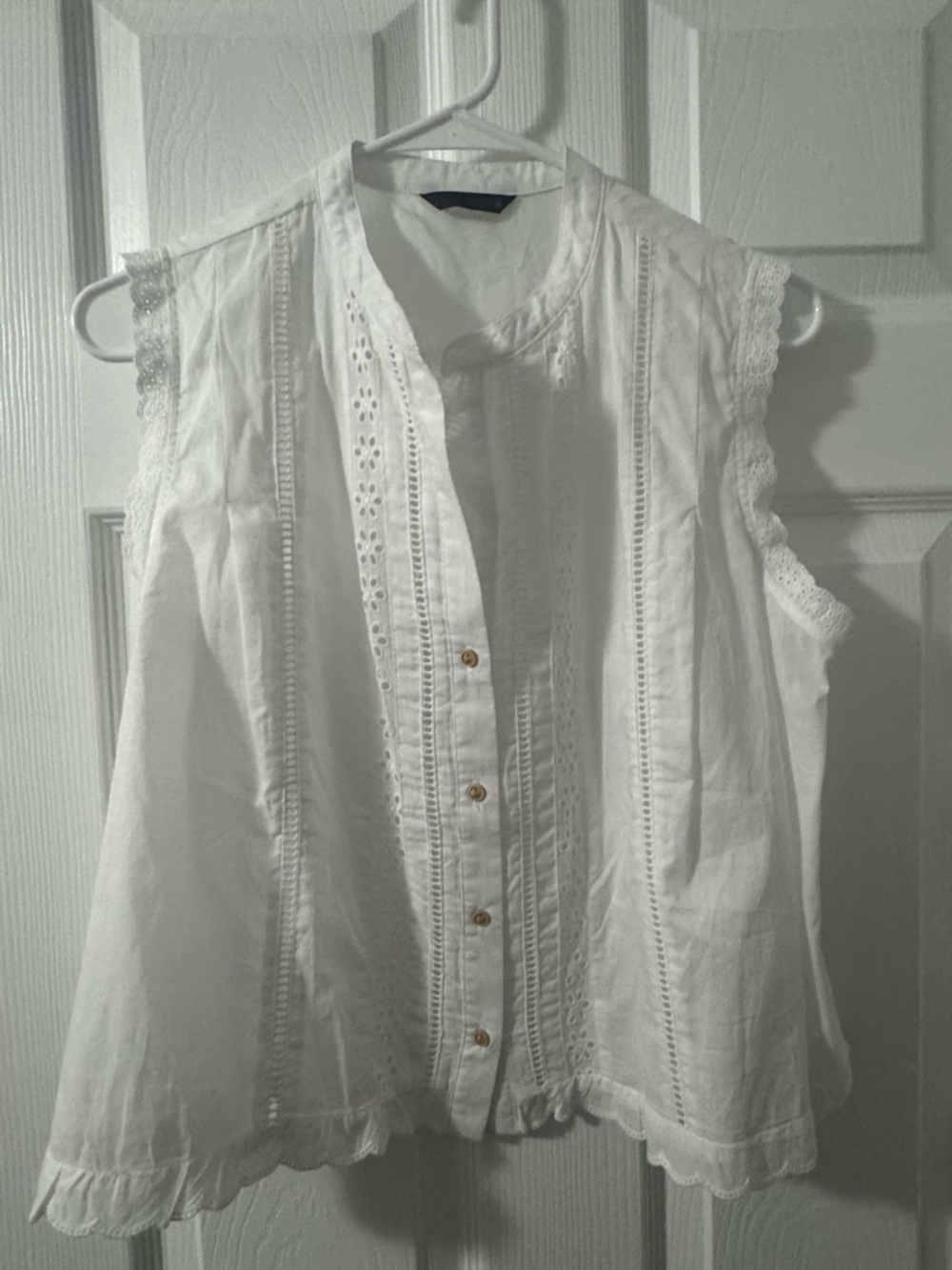Zara White Sleeveless Eyelet Button-Front Blouse